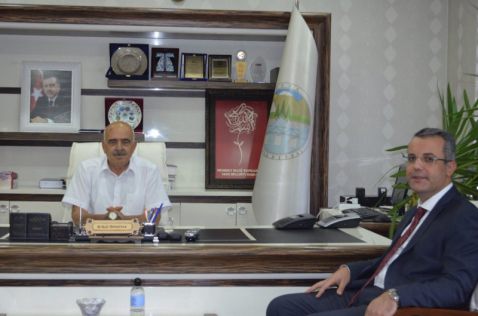 İlçe Kaymakamımız Sn. Hasan Hüseyin VURAL, Belediye Başkanımız Mehmet Hadi TOPRAKTAN'ı makamında ziyaret etti.