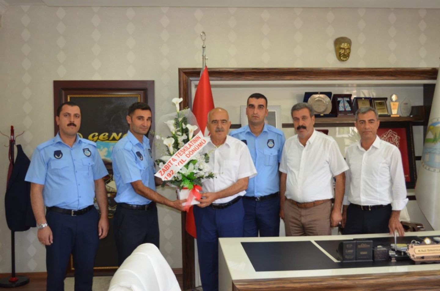 Zabıta Teşkilatının kuruluşunun 192. Yıldönümü nedeniyle Belediyemiz Zabıta Amirliğinde görevli zabıtalarımız Belediye Başkanımız Mehmet Hadi TOPRAKTAN'ı ziyaret ederek, Zabıta Ami...