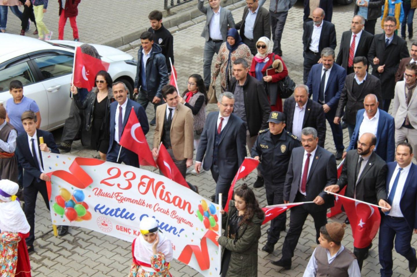 23 Nisan Ulusal Egemenlik ve Çocuk Bayramı İlçe Kaymakamı Hasan Hüseyin VURAL, Belediye Başkanı Mehmet Zeki DİRİK, Cumhuriyet Başsavcısı Mehmet BÜLBÜL ile kamu kurum amirleri, öğrenci...