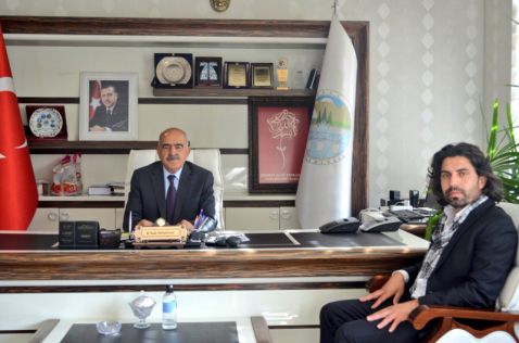 Kocaeli Bingöllüler Derneği Başkanı Ali DEĞİRMENCİ, Belediye Başkanımız Mehmet Hadi TOPRAKTAN'ı makamında ziyaret etti.
