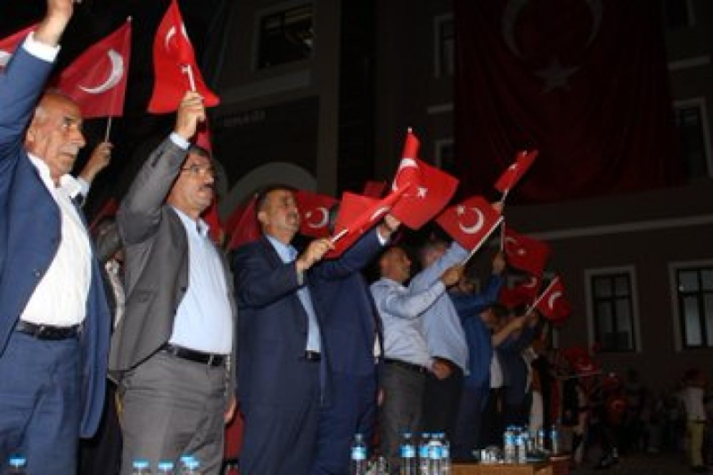 "15 Temmuz Demokrasi ve Milli Birlik Günü" İlçe Kaymakamımız H.Hüseyin VURAL, Belediye Başkanımız M.Zeki DİRİK ve halkımızın yoğun ilgi gösterdiği törenle coşkuyla kutlandı.