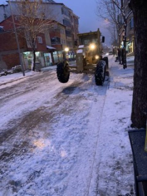 Kar yağışı sonrası İlçemiz Cumhuriyet Caddesinde kar temizlik çalışmaları devam ediyor.